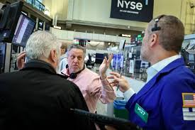 شاشة تعرض المؤشرات الأمريكية مع تراجع ناسداك وضغوط على أسهم التكنولوجيا